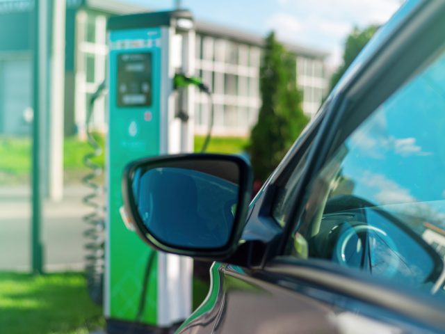 Emplacamentos de veículos elétricos crescem 49% no Reino Unido