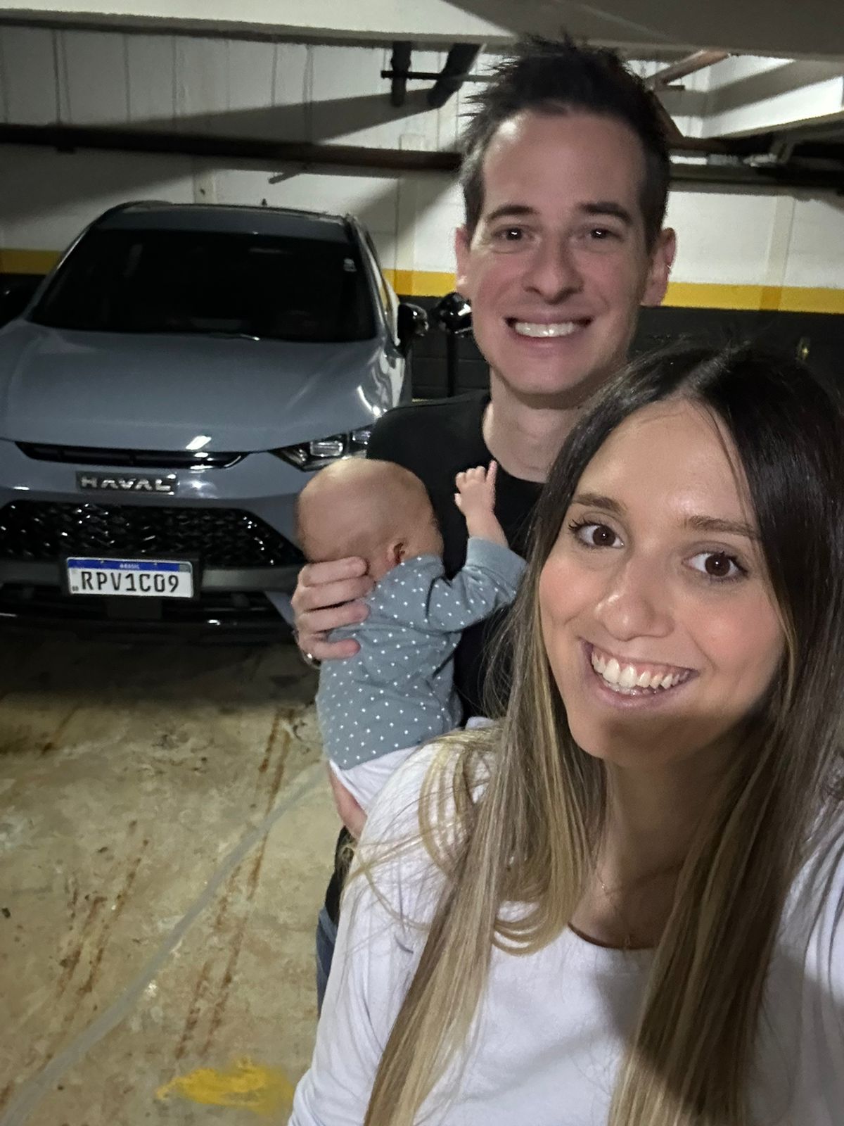 Grégori e sua família ao lado de seu carro. Foto: Grégori Claro/Arquivo Pessoal