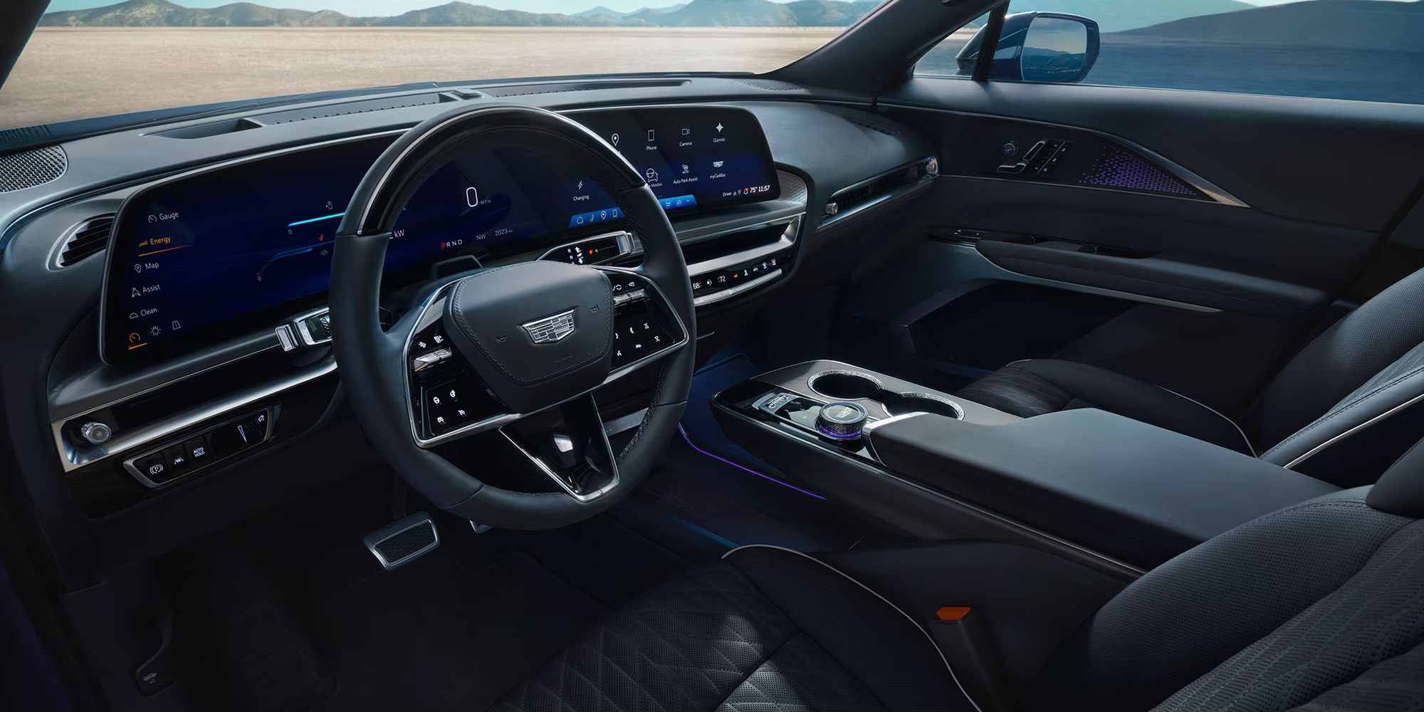 Interior do Cadillac Lyriq, com painel curvo de 33 polegadas e resolução 9K.