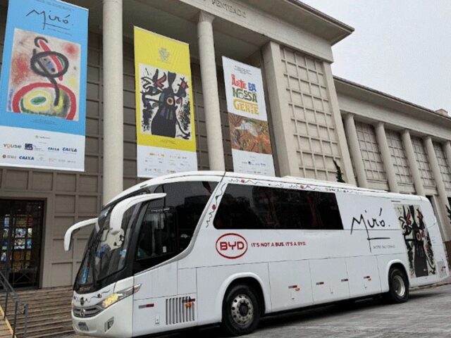 BYD reúne arte, ônibus elétrico e alunos da rede pública em SP