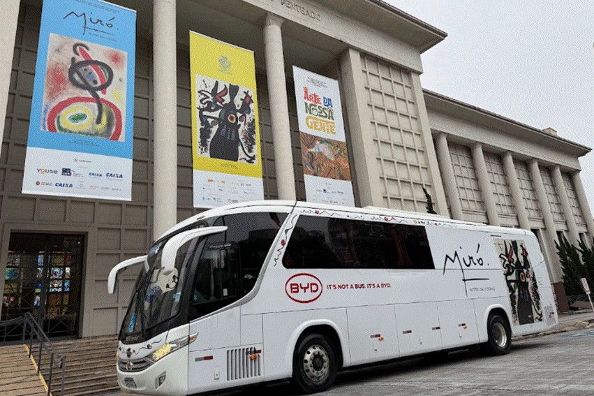 BYD reúne arte, ônibus elétrico e alunos da rede pública em SP