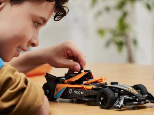 Jovens criam carros elétricos de LEGO para enviar réplica ao espaço
