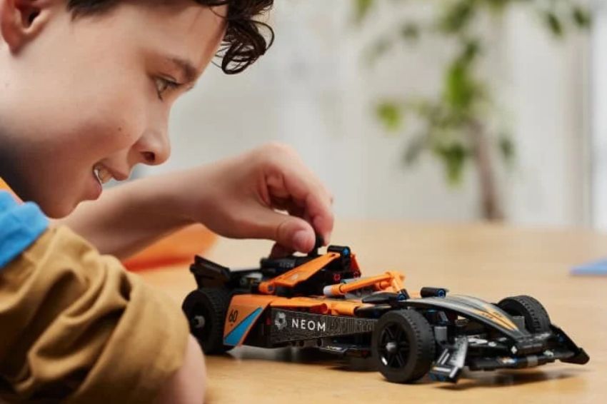Jovens criam carros elétricos de LEGO para enviar réplica ao espaço