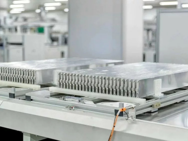 Carregar o carro elétrico até 100% pode ser um problema? Entenda a recomendação dos fabricantes
