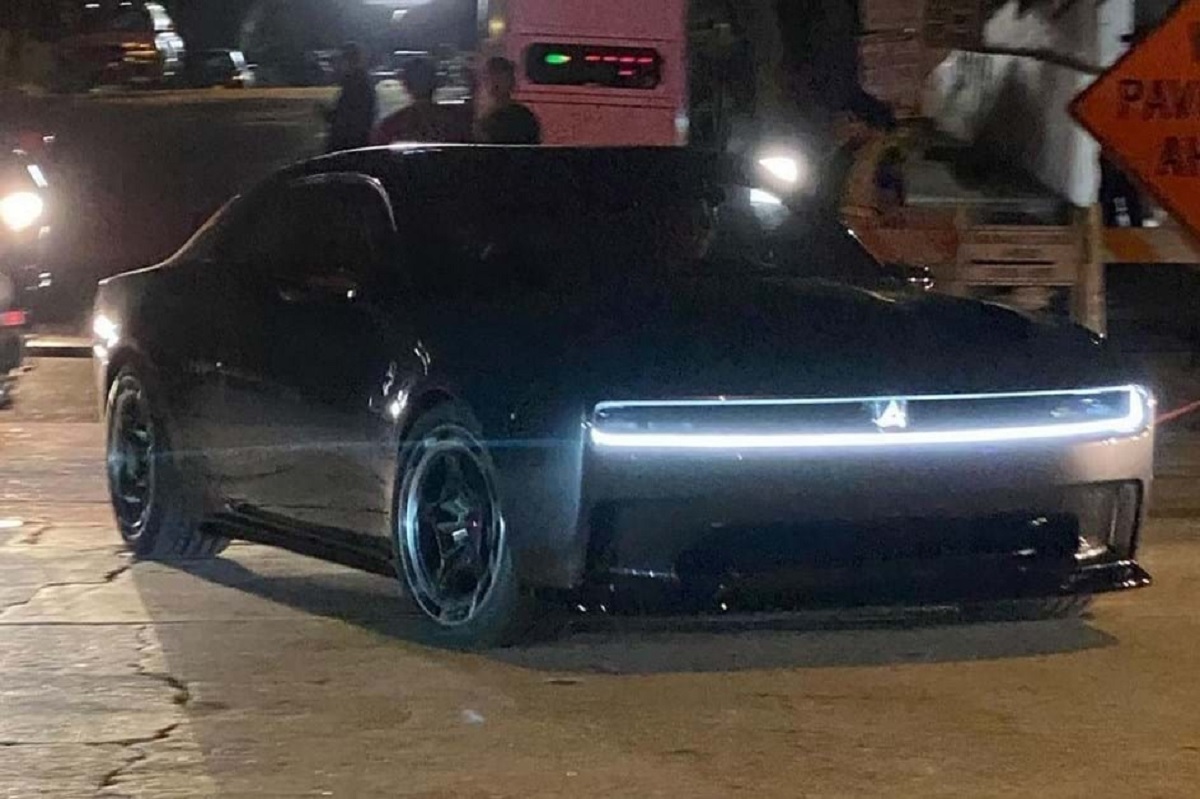 Foto: Esportivo elétrico da Dodge foi flagrado durante as filmagens/Reprodução