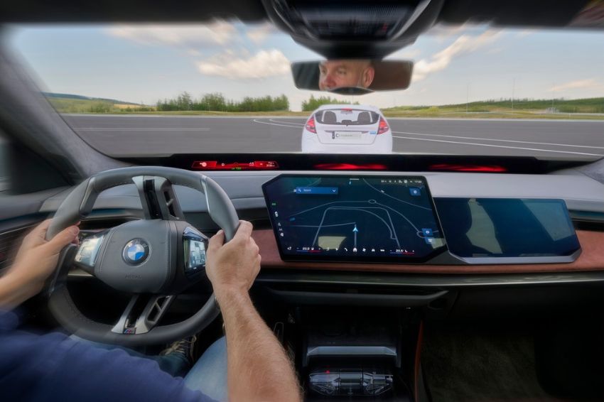 BMW iX3 estreia nova geração de segurança ativa da marca