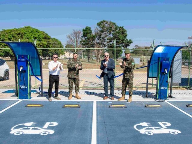 Exército inaugura 1º eletroposto da frota conectado à geração solar