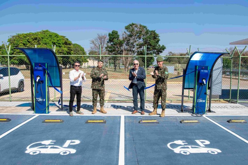 Exército inaugura 1º eletroposto da frota conectado à geração solar