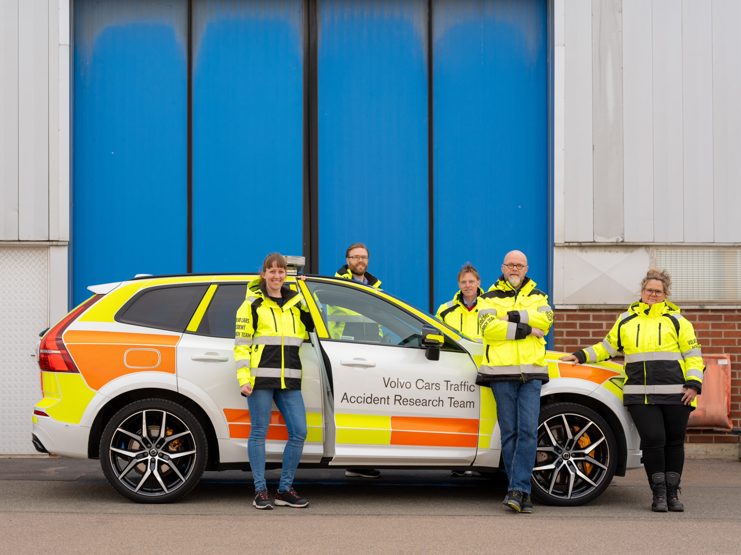 Equipe de pesquisa de acidentes da Volvo coleta dados de colisões reais para aprimorar a segurança dos veículos. 