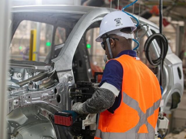Fábrica da BYD avança em testes finais de soldagem e pintura