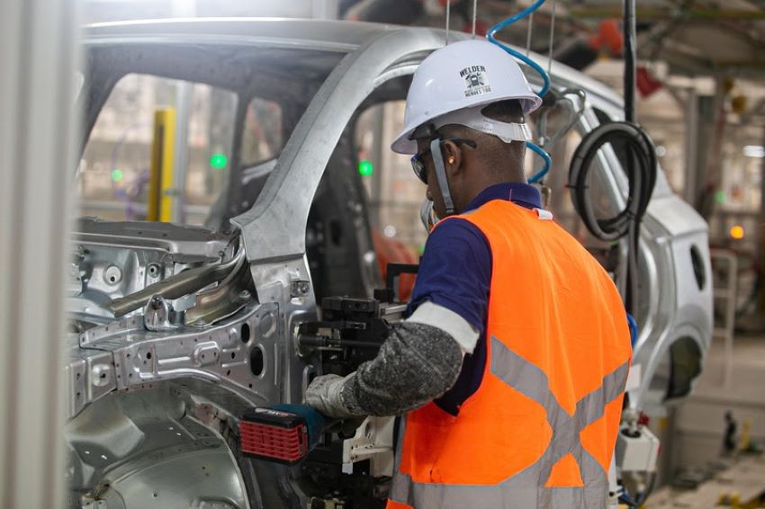 Fábrica da BYD avança em testes finais de soldagem e pintura