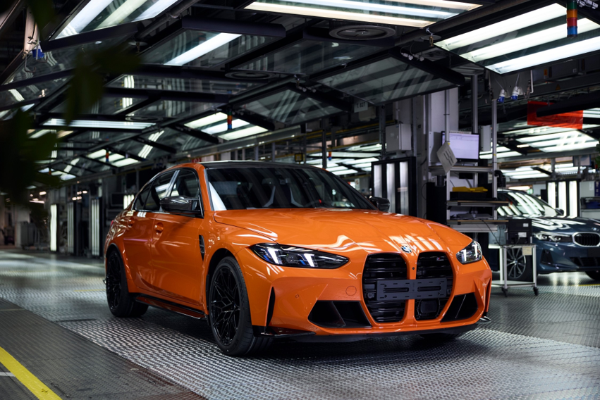 BMW M3 com pintura especial Fire Orange III marca a produção do milionésimo veículo da divisão BMW M na fábrica de Munique, na Alemanha. 